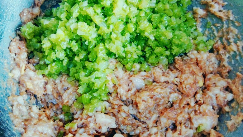 芹菜猪肉馅煎包,将芹菜碎,先倒在肉馅旁边,不要搅拌。