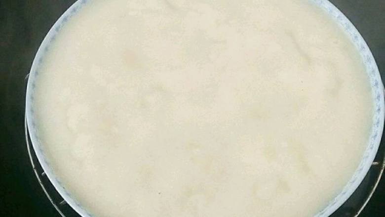 东北豆面卷 Or 驴打滚,这步忘记照相了,是之前的图, 蒸15分钟 最好用盘子 熟的快 如果用别的深一点儿的容器的话尽量蒸的时间长一点儿 不要总是开盖儿会把热气放出来 用筷子挑开一块儿 如果没有液体就说明熟了
