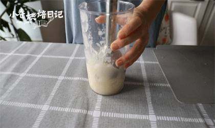 有一种关心,是我给你熬了秋梨膏,用料理棒打成蓉。