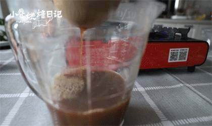 有一种关心,是我给你熬了秋梨膏,.关火待温热用纱布把渣子包裹起来用手使劲挤出汁液。