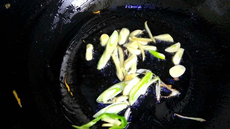 鱼香三丝,锅中放入适量植物油,爆香葱姜蒜