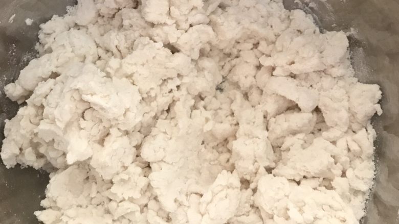 黑芝麻汤圆,速冻的时候揉糯米团,糯米粉中加入90度的开水,边加边用筷子搅拌,成棉絮状就好了。