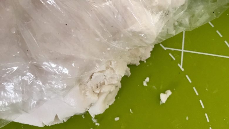 黑芝麻汤圆,掀起保鲜膜一角取12克米粉团,取完保鲜膜要密封好。