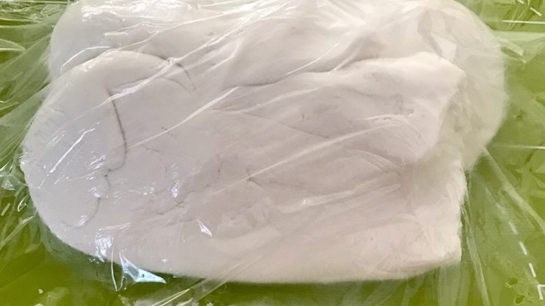 黑芝麻汤圆,米粉揉成非常柔软的粉团后用保鲜膜密封好。这时芝麻球也冻好了,可以开始包了。