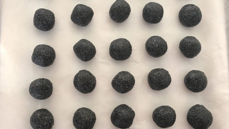 黑芝麻汤圆,把芝麻团分成8克重的三十个小球,再放入冰箱速冻。
