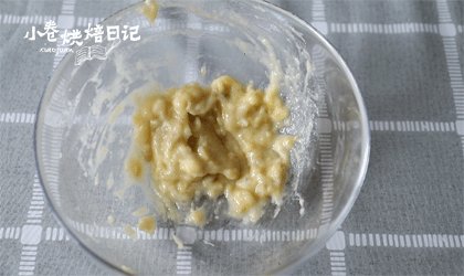 香蕉又有新套路啦,这次保证你满意~,脱掉香蕉的衣服,用叉子捣碎。