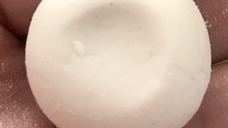 黑芝麻汤圆,小糯米团揉圆,大拇指从中间压下。