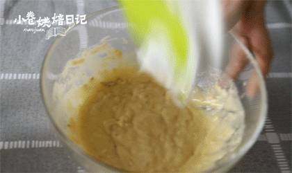 香蕉又有新套路啦,这次保证你满意~,倒1/3的蛋白霜进蛋黄糊中,翻拌均匀。