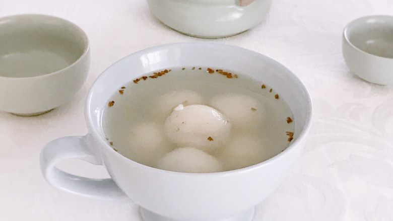 黑芝麻汤圆,舀入汤圆和煮汤圆的水,美美地开吃啦。