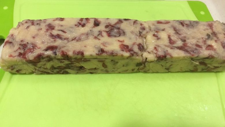 玫瑰饼干,烤箱180度预热,将冷冻好的饼干取出