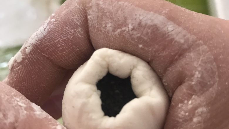 黑芝麻汤圆,用虎口慢慢收紧,收口揉圆。