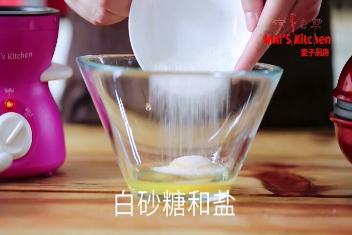 绵密爽口 | 酸奶油松饼,加入白砂糖和盐混合,