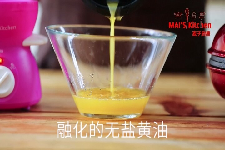 绵密爽口 | 酸奶油松饼,加入使用巧克力融锅融化的无盐黄油和<a style='color:red;display:inline-block;' href='/shicai/ 780'>香草精</a>,搅拌均匀。