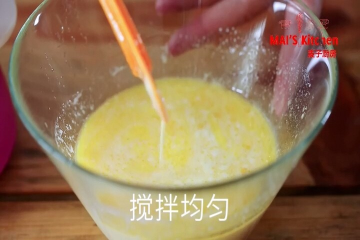 绵密爽口 | 酸奶油松饼,倒入拌好的<a style='color:red;display:inline-block;' href='/shicai/ 48780'>酸奶油</a>,搅拌均匀。