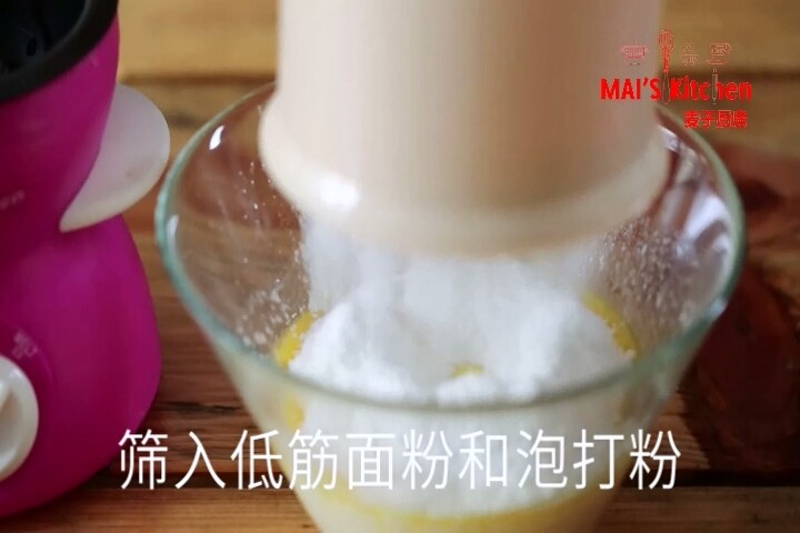 绵密爽口 | 酸奶油松饼,筛入低筋面粉和<a style='color:red;display:inline-block;' href='/shicai/ 702'>泡打粉</a>,搅拌均匀。