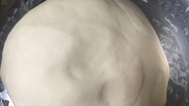 劲道十足的杂酱面,面粉加适量水,适量盐,和成团,盖着盖子发酵十分钟。