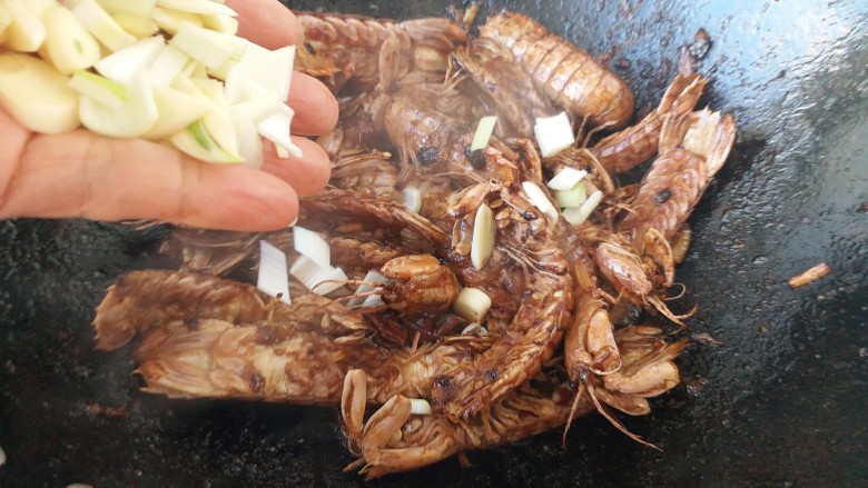 豆豉辣酱皮皮虾,煸炒熟后在出锅前将剩余的葱姜蒜里放入锅里,增加蒜香味道