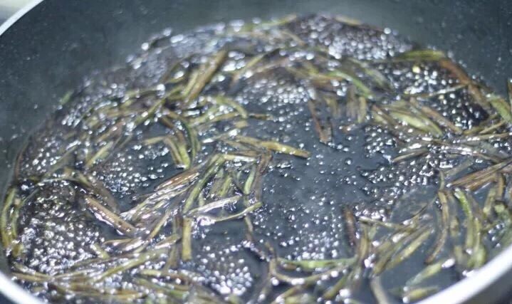 葱油拌面 简单最好味,一下子倒入调好的酱汁,这时候那香气实在是太勾人魂魄了!待酱汁冒出这种小泡关火搞定!