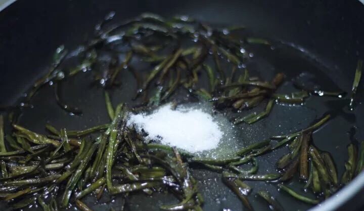 葱油拌面 简单最好味,这个样子就是煎炸到脱水了,接着放入白<a style='color:red;display:inline-block;' href='/shicai/ 10588'>糖</a>,翻炒两下。