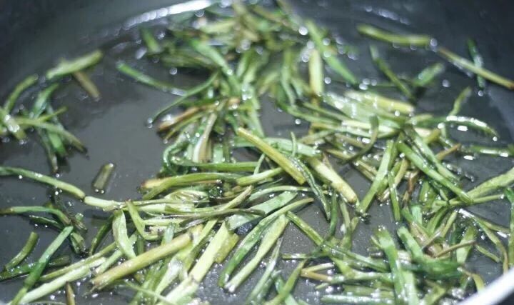 葱油拌面 简单最好味,小葱脱水有点慢,趁着翻炒小葱的间隙把芝麻炒了。