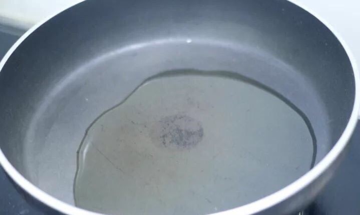 葱油拌面 简单最好味,油不用放太多,我放了....额....这个计量怎么形容啊?最头痛形容计量了,这样形容吧,咱们家吃米饭的碗,小半碗食用油。恩!