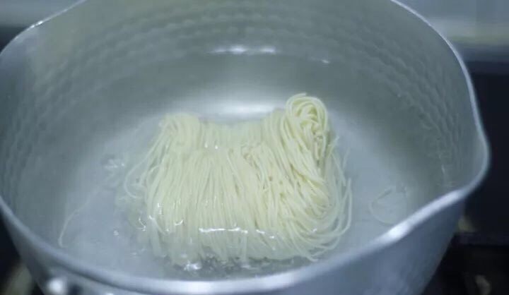 葱油拌面 简单最好味,
炒芝麻会很快的,不到一分钟就可以搞定,然后趁着煎小葱的间隙还可以再煮碗面。我买的面很细,两分钟就煮熟了。