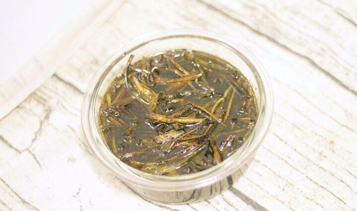 葱油拌面 简单最好味,找一个密封的容器把做好的葱油储存起来,只要密封性够好,可以吃一个月没问题,做一次葱油是费点时间,但只要一次做好了,以后每天早晨你只要在刷牙的时间煮个面就好啦!