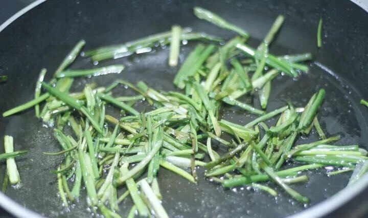 葱油拌面 简单最好味,中小火反复翻炒,火不要太大容易糊,不要心急。