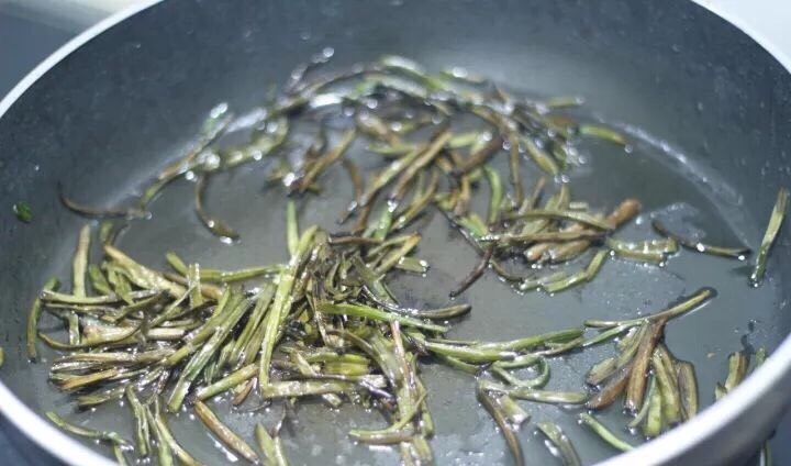 葱油拌面 简单最好味,因为是小火,所以炒好芝麻煮好面以后,小葱才煎炸到这种程度,但葱香味已经飘到楼道了。