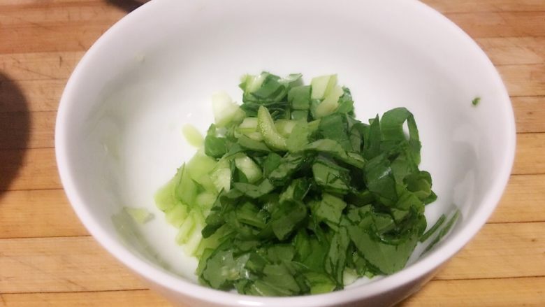 香菇青菜,摘下不整齐的菜叶,切丁