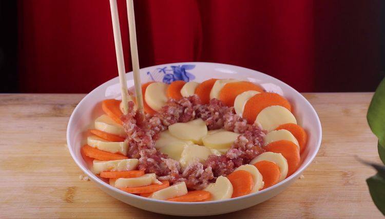 蒸豆腐的新吃法,口感嫩滑好吃爽口,剩下的玉子豆腐码在盘子中间,将肉馅放入豆腐间的缝隙中,绕一圈摆放。