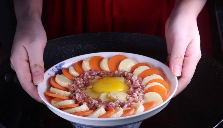 蒸豆腐的新吃法,口感嫩滑好吃爽口,接处理好的肉末豆腐放入锅中隔水蒸。