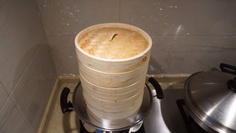 秘制酱小排蒸饭,开火、架蒸笼,大火煮至上蒸汽,转中火继续煮1-1.5小时(时间长短取决于容量)