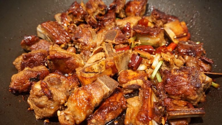 秘制酱小排蒸饭,拌大米这会一面已经煎好了
翻面继续(两面煎透即可))