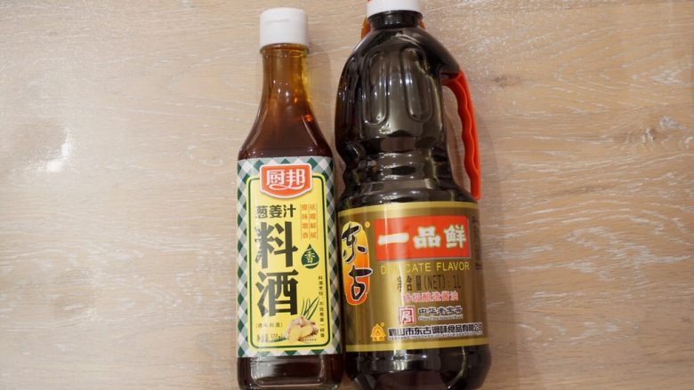 秘制酱小排蒸饭,准备好料酒和一品鲜