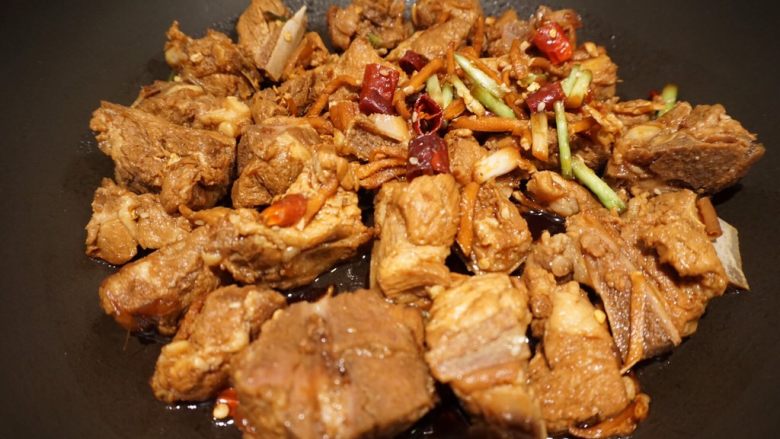 秘制酱小排蒸饭,热锅冷油,将小排放入