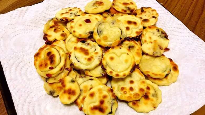 爱心蔓越莓小饼干
(不用烤箱低脂低糖版),煎烤出两面漂亮的金黄色即可出锅
