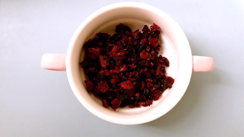 爱心蔓越莓小饼干
(不用烤箱低脂低糖版),把<a style='color:red;display:inline-block;' href='/shicai/ 109174'>蔓越莓干</a>切碎些备用