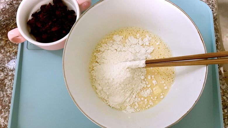 爱心蔓越莓小饼干
(不用烤箱低脂低糖版),再分次少量的加入<a style='color:red;display:inline-block;' href='/shicai/ 519'>面粉</a>