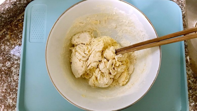 爱心蔓越莓小饼干
(不用烤箱低脂低糖版),一边加入面粉一边不断搅拌直至成坨状
