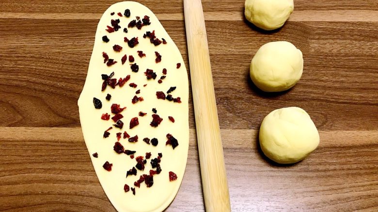 爱心蔓越莓小饼干
(不用烤箱低脂低糖版),面团擀成略薄的长椭圆形,均匀铺上蔓越莓干