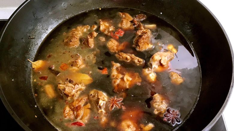 脊骨烧鲜藕,加入开水,水量没过食材