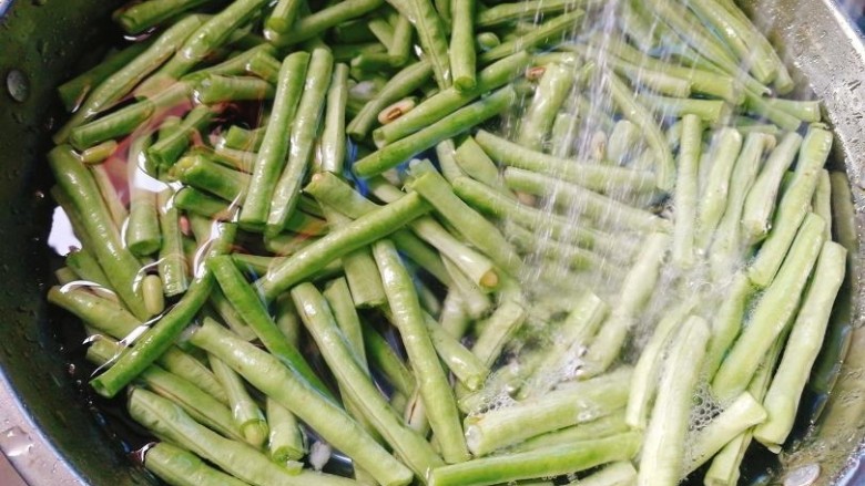 绿色美食+干煸豆角,去头尾,折小段,洗净