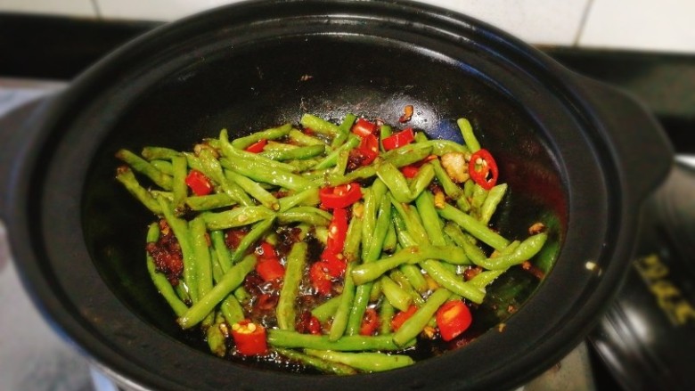 绿色美食+干煸豆角,会吃辣的可以把<a style='color:red;display:inline-block;' href='/shicai/ 62'>辣椒</a>和蒜头一块入锅,不会吃辣的可以后面加入,