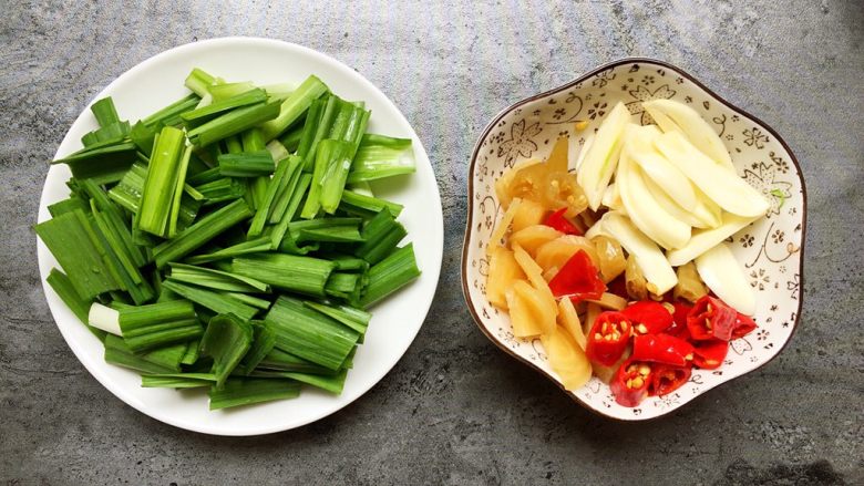 家常香菇炒鸡肉,将调味菜切成如图所示。