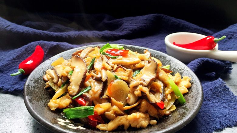 家常香菇炒鸡肉,下饭菜,酸辣嫩滑鲜香!