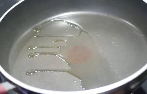 韭菜鸡蛋馅饼 家常便饭最暖心,中火热油,油热了改小火。
