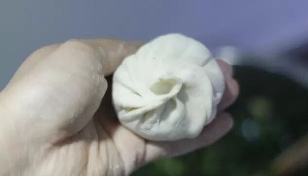 韭菜鸡蛋馅饼 家常便饭最暖心,像包包子一样,一点点黏上。