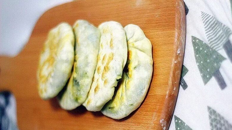 韭菜鸡蛋馅饼 家常便饭最暖心,韭菜做的东西不适合在需要社交的时候吃,容易有口气对人不礼貌,所以老百姓家里的韭菜馅饼一般都是做晚饭的,搭配小米粥咸菜,就是简单的一顿家常饭。