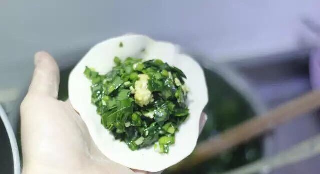 韭菜鸡蛋馅饼 家常便饭最暖心,掌心拖住面皮,放两大勺韭菜馅。